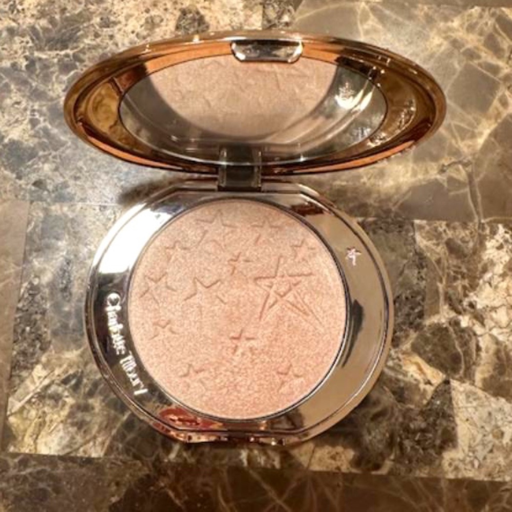 Charlotte Tilbury Glow Glide Highlighter in Champagne Glow